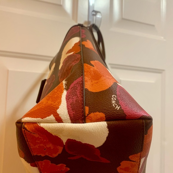 Coach City Zip Tote in Field Flora Print 
NWOT- RETIRED 2016 - Picture 7 of 13